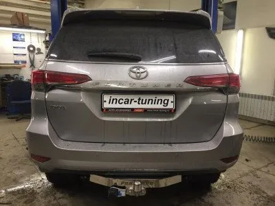 Фаркоп тип шара F с нерж. накладкой для Toyota Fortuner 2005-2015 (24.2588.08)