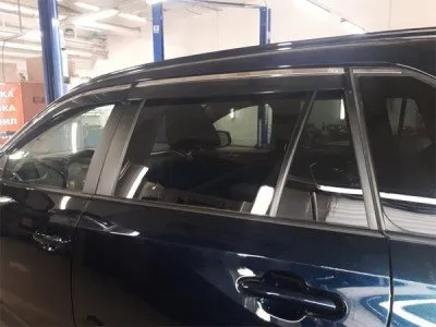 Дефлекторы боковых окон с крепл. и нерж. молдингом для Toyota RAV4 2018-2023 (BTYRV1923)