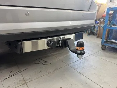 Фаркоп тип шара E с нерж. накладкой для Toyota Fortuner 2015-2020 (TFR-16-991124.00)